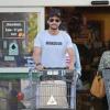 Rodrigo Santoro e a namorada, Mel Fronckowiak, vão juntos a supermercado em Los Angeles, nos Estados Unidos