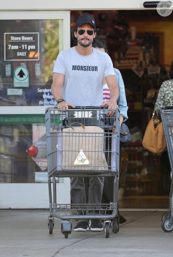Rodrigo Santoro e a namorada, Mel Fronckowiak, vão juntos a supermercado em Los Angeles, nos Estados Unidos