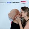 Luciano deu um beijo apaixonado na esposa na frente das câmeras
