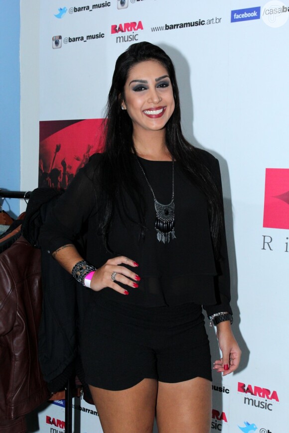 Amanda, do 'Big Brother Brasil 15', prestigou o show da dupla Zezé Di Camargo e Luciano na noite desta quinta-feira, 21 de maio de 2015, em uma casa de shows do Rio de Janeiro, e não perdeu a chance de tietar Luciano, que estava acompanhado da esposa, Flávia Fonsesa