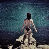 Cleo Pires posa de biquíni, de costas, e exibe boa forma em viagem pela Grécia