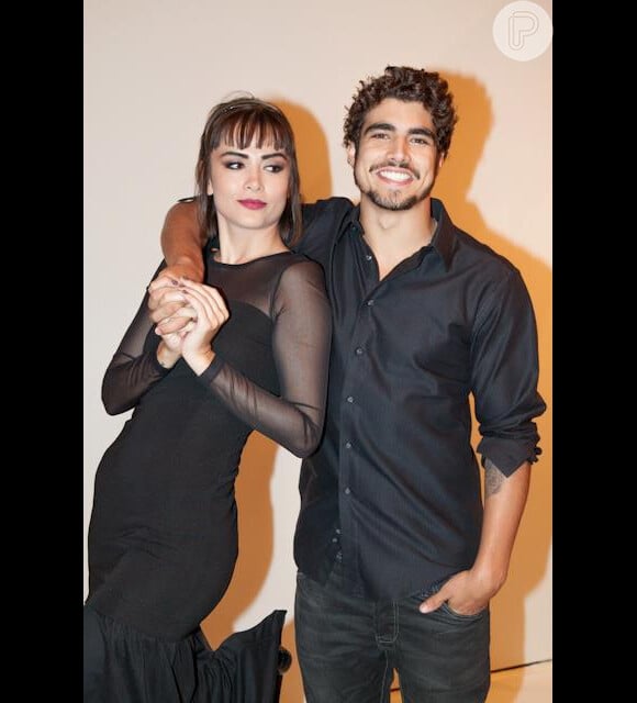 Maria Casadevall e Caio Castro, em 'Amor à Vida', vivem uma relação sem assumir rótulos