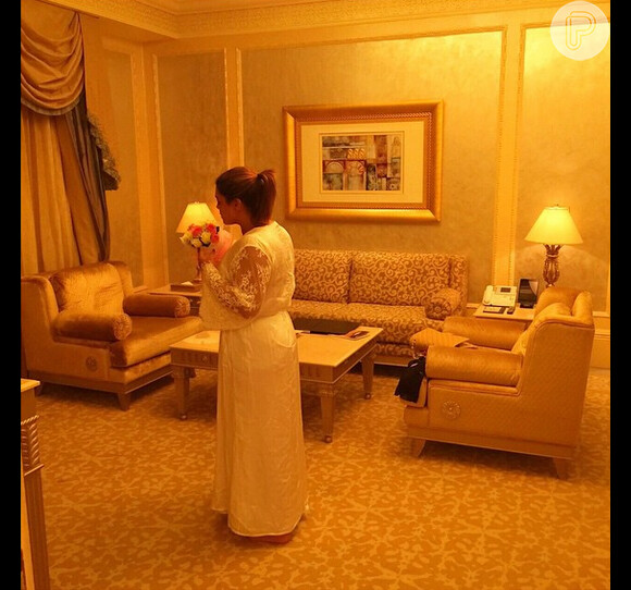 Preta Gil postou em sua conta no Instagram uma foto sua de camisola no quarto do hotel em Abu Dhabi