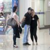 Zezé Di Camargo tira foto com fã em aeroporto e não desgruda da namorada, Graciele Lacerda