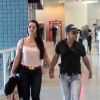Zezé Di Camargo embarca de mãos dadas com a namorada, Graciele Lacerda, no Rio