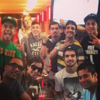 Caio Castro come feijoada com funkeira Anitta e amigos em bar carioca
