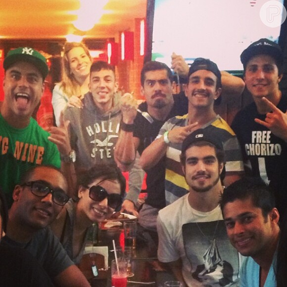 Caio Castro vai a bar carioca e come feijoada com a cantora Anitta e outros amigos, em 30 de maio de 2013