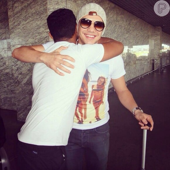 Diego Safadão postou uma foto de um forte abraço em Wesley Safadão, no Dia do Abraço