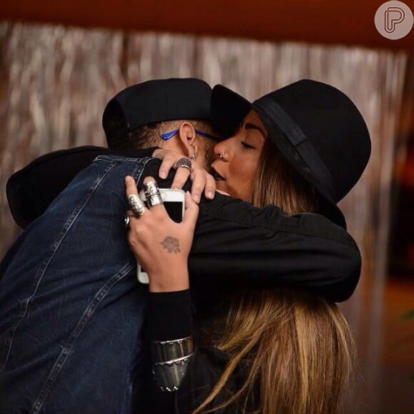 Neymar comemorou o Dia do Abraço postando uma foto agarrado à irmã, Rafaella