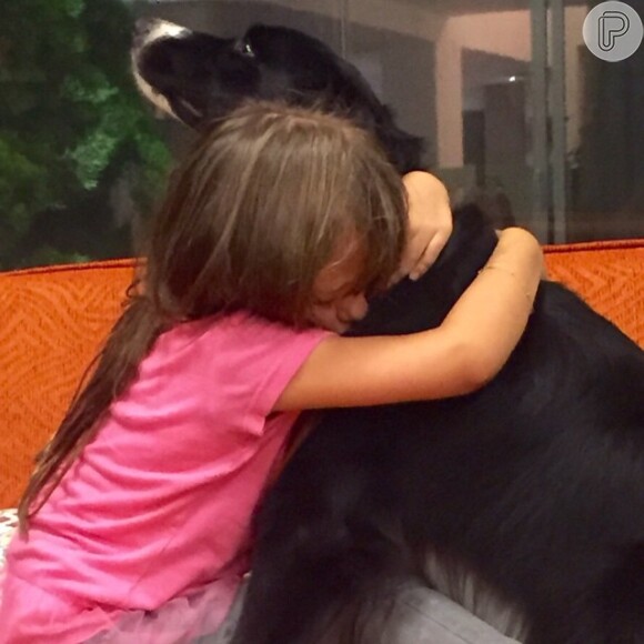 Ticiane Pineiro comemorou o Dia do Abraço com uma foto de Rafaella Justus e seu cãozinho de estimação