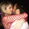 Bárbara Evans comemorou seu aniversário dando um beijo no novo namorado, Fabrício Assunção
