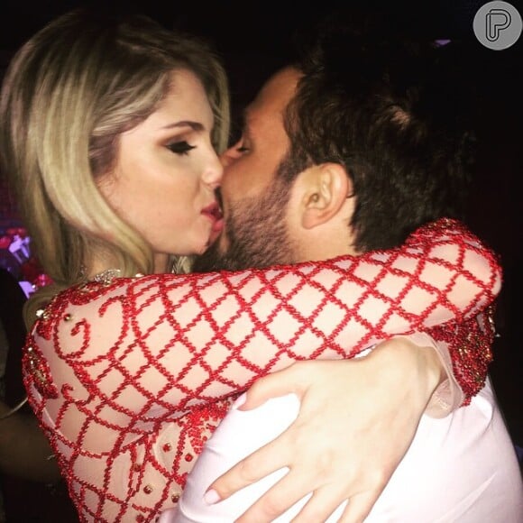 Bárbara Evans comemorou seu aniversário dando um beijo no novo namorado, Fabrício Assunção
