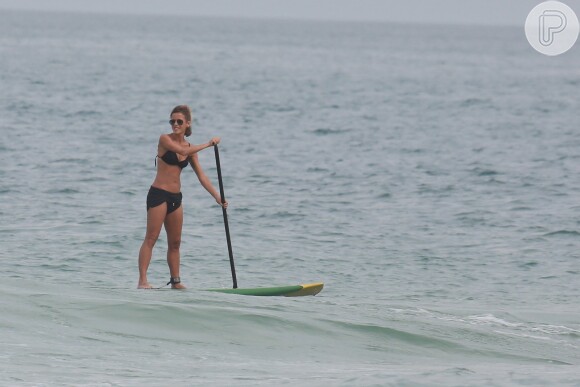 Fernanda de Freitas praticou stand up paddle na manhã deste sábado, na Barra da Tijuca, no Rio