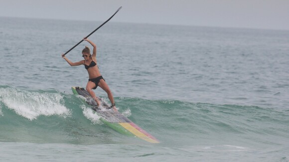 Fernanda de Freitas pratica stand up paddle e leva tombo em praia do Rio