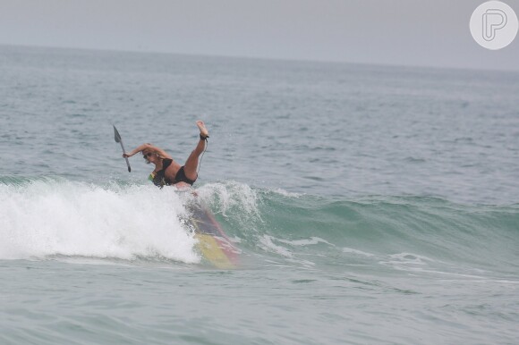 Fernanda de Freitas levou um tombão na praia da Barra da Tijuca, no Rio de Janeiro, enquanto praticava stand up paddle na manhã deste sábado, 23 de maio de 2015
