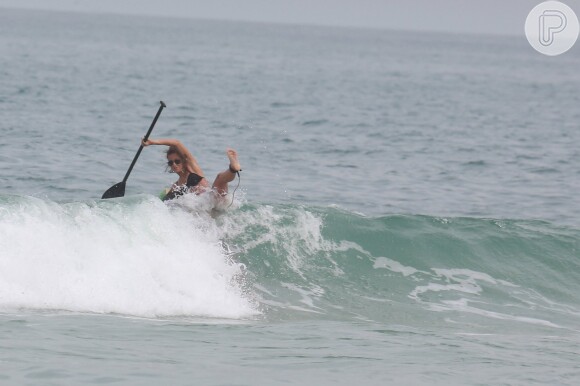 Fernanda de Freitas levou um tombão na praia da Barra da Tijuca, no Rio de Janeiro, enquanto praticava stand up paddle na manhã deste sábado, 23 de maio de 2015