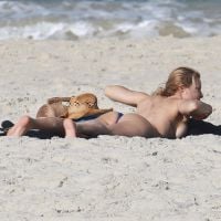Rita Guedes faz topless em praia no Rio e exibe a boa forma