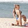 Rita Guedes fez topless ao pegar sol na tarde deste sábado, 23 de maio de 2015, na praia da Barra da Tijuca, na Zona Oeste do Rio de Janeiro