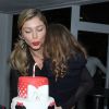 Grazi Massafera apagou a vela do bolo de aniversário da filha, Sofia