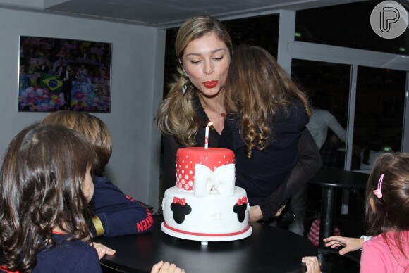 Grazi Massafera apagou a vela do bolo de aniversário da filha, Sofia