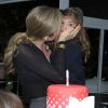 Grazi Massafera deu beijo na filha, Sofia, para comemorar os seus três anos
