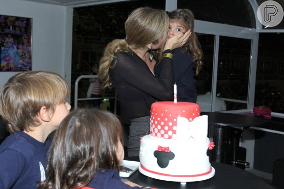 Grazi Massafera deu beijo na filha, Sofia, para comemorar os seus três anos