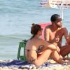Fernanda Lima aproveitou o domingo ensolarado no Rio de Janeiro na praia do Leblon com amigos