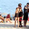Fernanda Lima exibiu a boa forma de biquíni na praia do Leblon, Zona Sul do Rio de Janeiro, neste domingo, 24 de maio de 2015