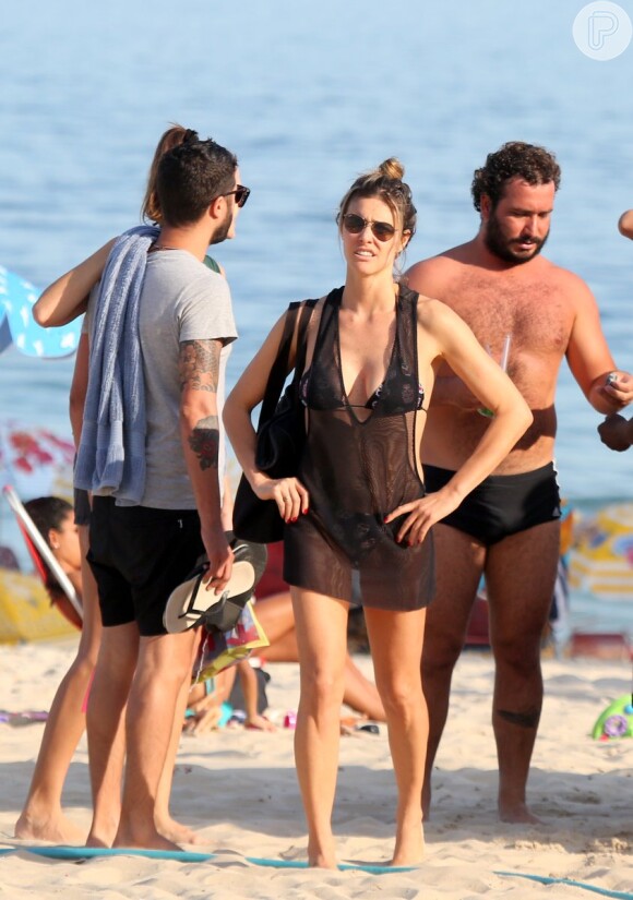 Fernanda Lima, que costuma curtir dias de praia com o marido, Rodrigo Hilbert, estava acompanhada só de amigos na tarde deste domingo
