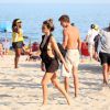 Fernanda Lima exibiu a boa forma de biquíni na praia do Leblon, Zona Sul do Rio de Janeiro, neste domingo, 24 de maio de 2015