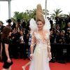 A apresentadora russa Elena Lenina chamou a atenção pelo penteado e pelo decote no segundo dia do Festival de Cannes 2015