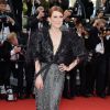 Julianne Moore optou por vestido da grife Armani decotado para o primeiro dia do Festival de Cannes 2015