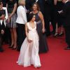 Zoë Kravitz, que integra o elenco de 'Mad Max', esteve no segundo dia do Festival de Cannes 2015 com um vestido decotado