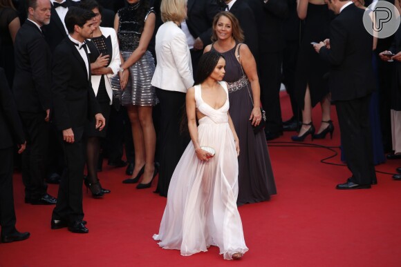 Zoë Kravitz, que integra o elenco de 'Mad Max', esteve no segundo dia do Festival de Cannes 2015 com um vestido decotado