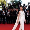 Outra tendência no tapete vermelho do Festival de Cannes foi a capa, adotada por famosas como a atriz Cansu Dere