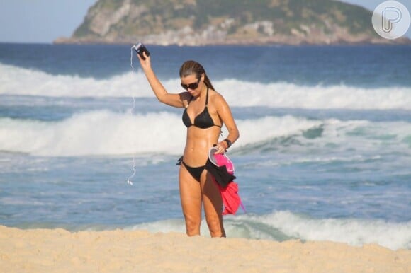 Christine Fernandes recolhe seus pertences em praia carioca