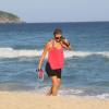 Christine Fernandes deixa praia carioca