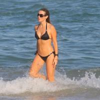 Christine Fernandes se exercita em praia carioca e mostra boa forma
