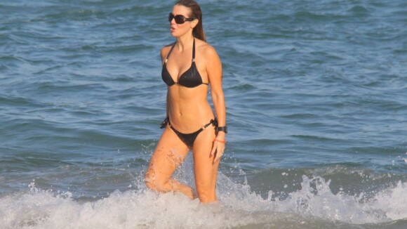 Christine Fernandes se exercita em praia carioca e mostra boa forma