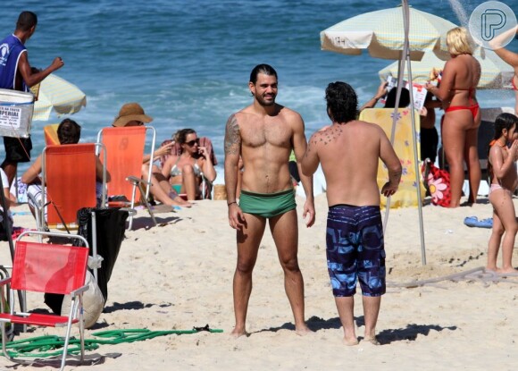 Juliano Cazarré conversa com amigo na praia do Leblon, no Rio