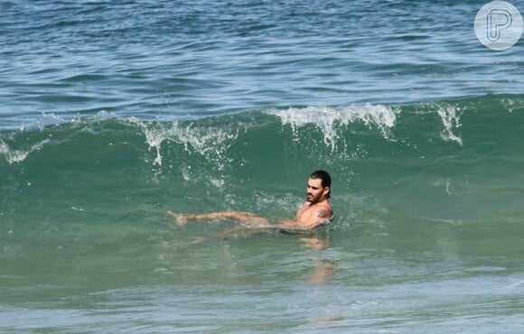 Juliano Cazarré relaxa em mar carioca