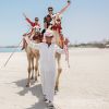 Na lua de mel, Preta Gil e o marido, Rodrigo Godoy, fizeram passeio de camelo