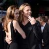 Angelina Jolie e Brad Pitt sorriem na première do filme 'Guerra Mundial Z'