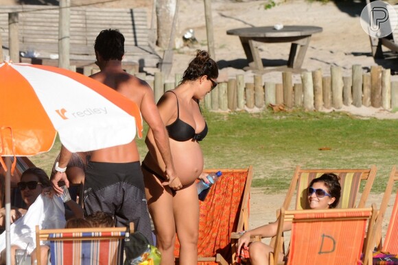 Juliana Paes estava na Praia da Ferradura, em Búzios, com a família e amigos