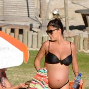 Grávida, Juliana Paes exibe barriga de 8 meses em praia de Búzios: 'Ansiosa'