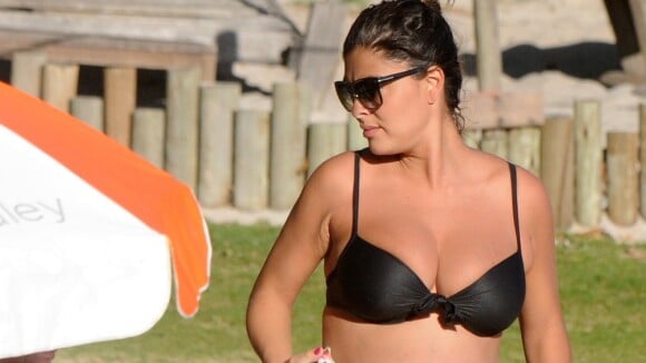 Grávida, Juliana Paes exibe barriga de 8 meses em praia de Búzios: 'Ansiosa'