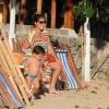 Juliana Paes descansa sentada em uma cadeira ao sair da praia, em Búzios