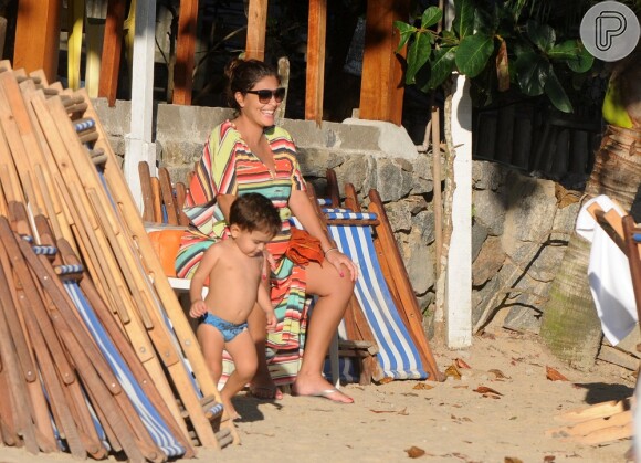 Juliana Paes descansa sentada em uma cadeira ao sair da praia, em Búzios