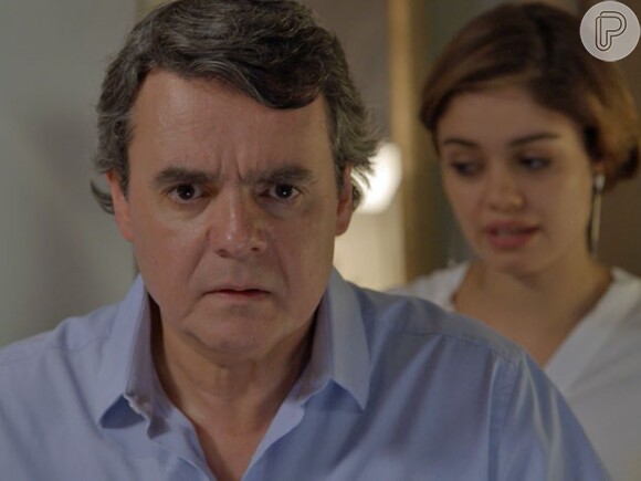 Evandro (Cássio Gabus Mendes) se irrita com a reaproximação de Murilo (Bruno Gagliasso) e Alice (Sophie Charlotte) o tranquiliza, na novela 'Babilônia'