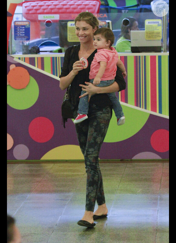 Cauã Reymond tem uma filha de 1 ano, Sophia, com a atriz Grazi Massafera
